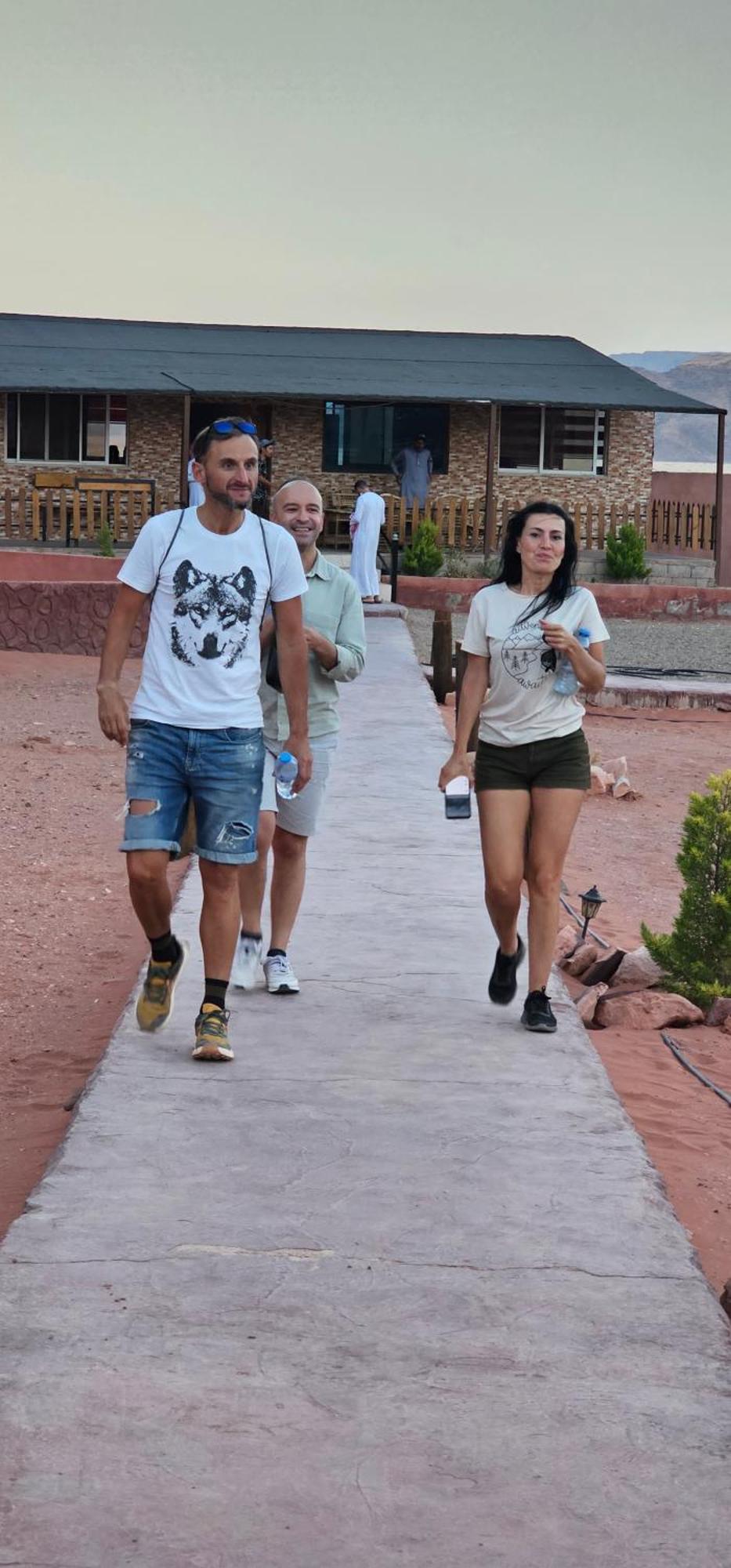 Titanic Camp Bed & Breakfast Wadi Rum Bagian luar foto