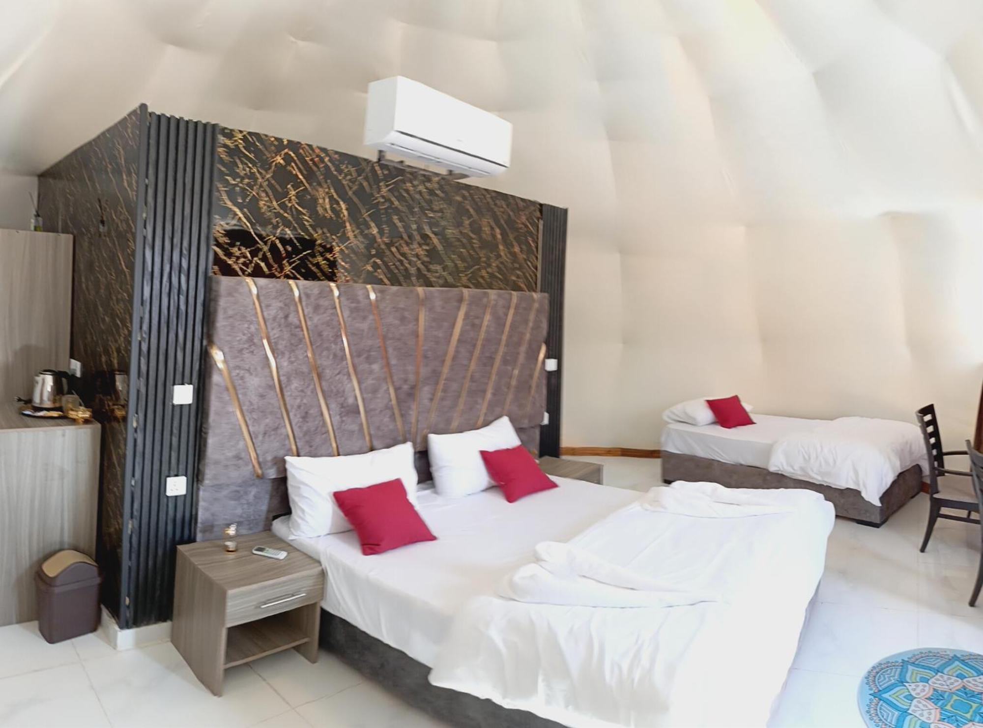 Titanic Camp Bed & Breakfast Wadi Rum Bagian luar foto