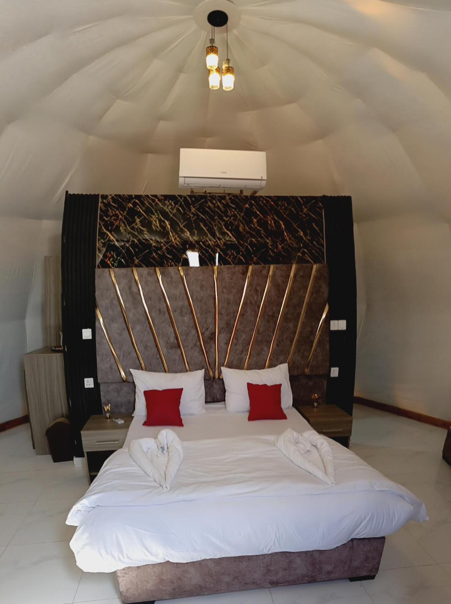 Titanic Camp Bed & Breakfast Wadi Rum Bagian luar foto